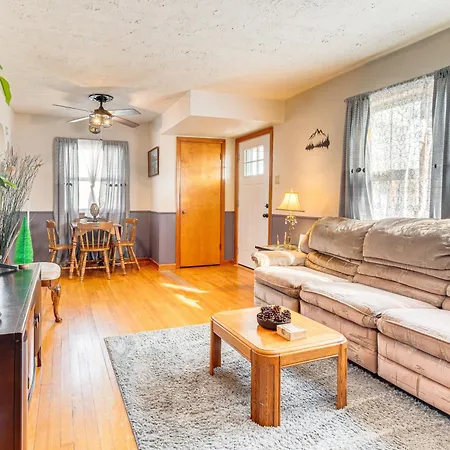 Less Than 1 Mi To Route 66 Home With Large Yard!
